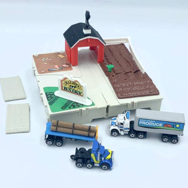 TRAVEL CITY "FARM" FOLD-UP PLAYSET - Micro Machines Playset City / Galoob Toys