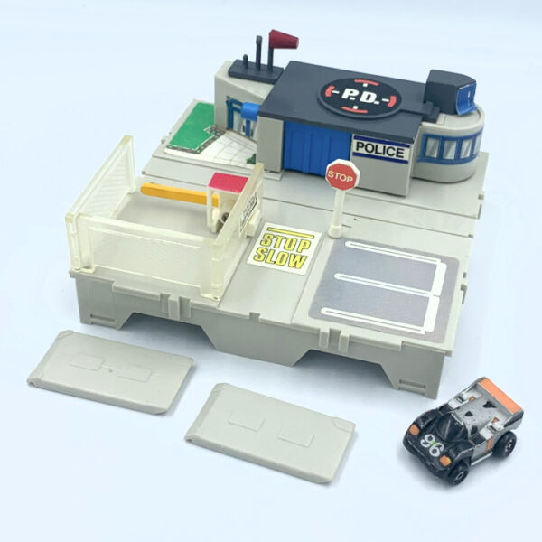 TRAVEL CITY "POLICE STATION" FOLD-UP PLAYSET - Micro Machines Playset City / Galoob Toys